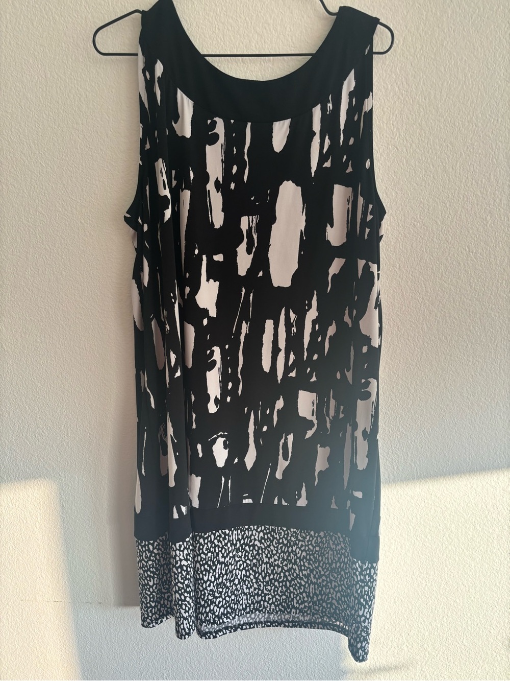 Sleeveless Black and White Midi Skirt with Abstract Pattern